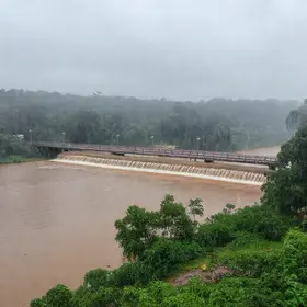 Ponte do Parque Tingui é interditada após nível do Rio Barigui subir com chuva forte em Curitiba